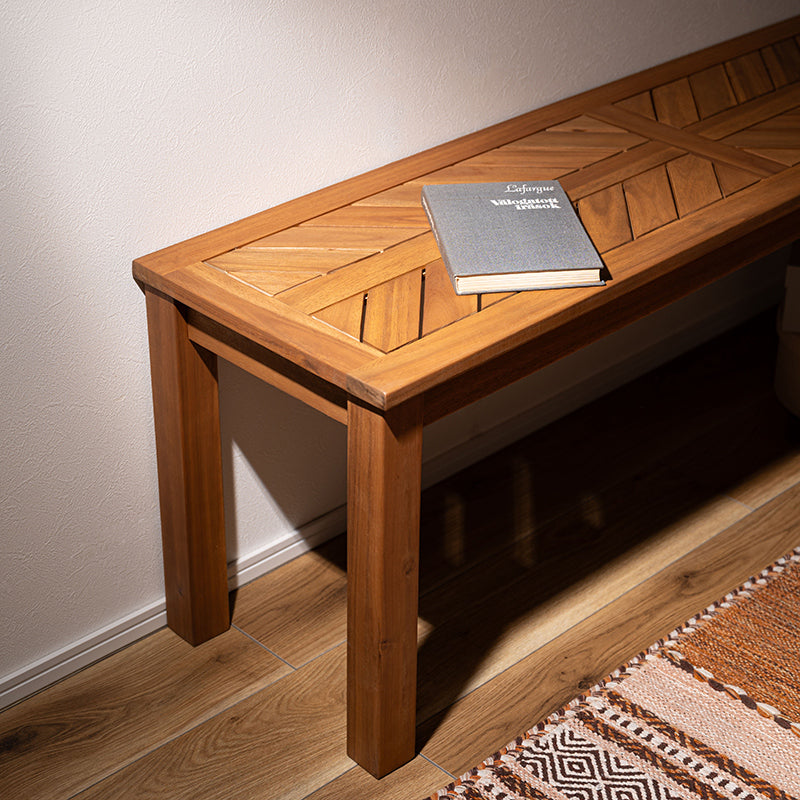 木材の組み合わせでヘリンボーンのような柄を表現したベンチ