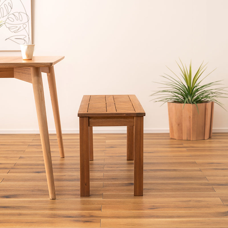 木材の組み合わせでヘリンボーンのような柄を表現したベンチ