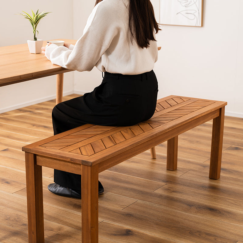 木材の組み合わせでヘリンボーンのような柄を表現したベンチ