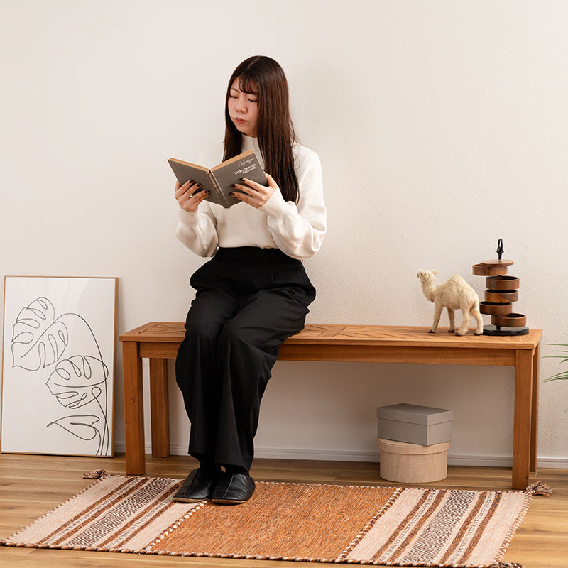 木材の組み合わせでヘリンボーンのような柄を表現したベンチ