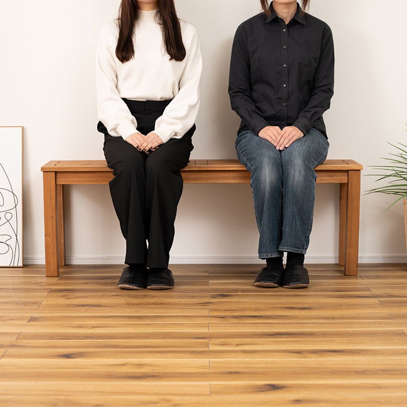 木材の組み合わせでヘリンボーンのような柄を表現したベンチ