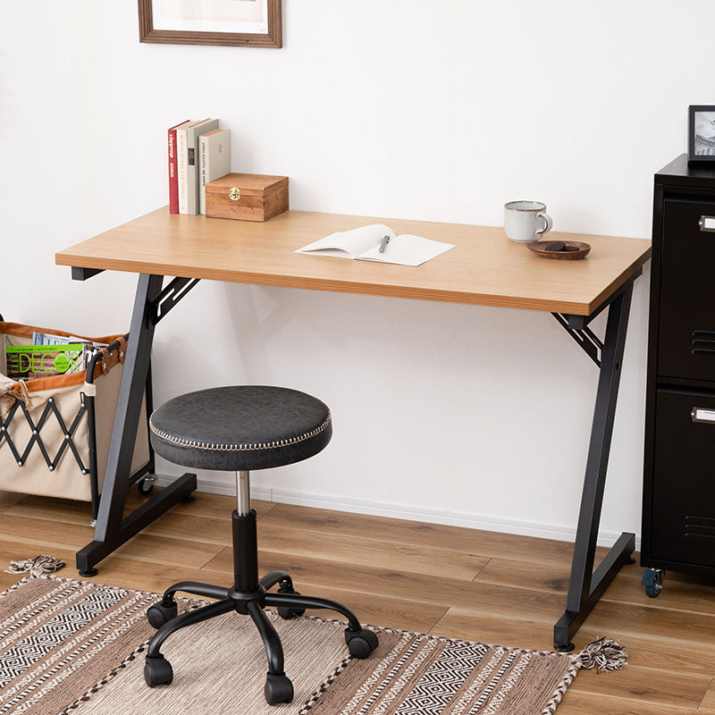 オフィスデスク 存在感のある尖ったデザインが特徴のZ型脚