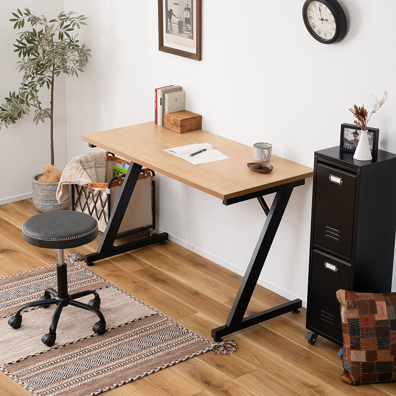 オフィスデスク 存在感のある尖ったデザインが特徴のZ型脚