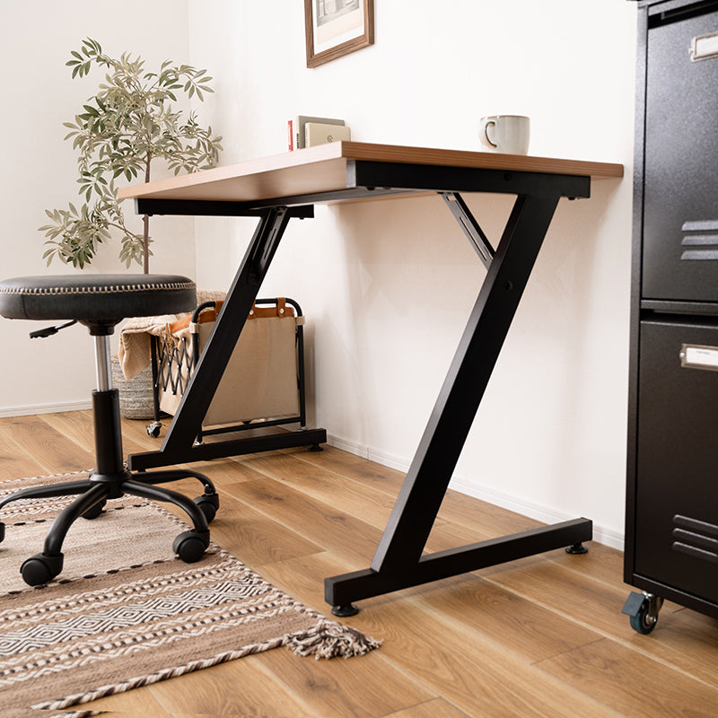 オフィスデスク 存在感のある尖ったデザインが特徴のZ型脚