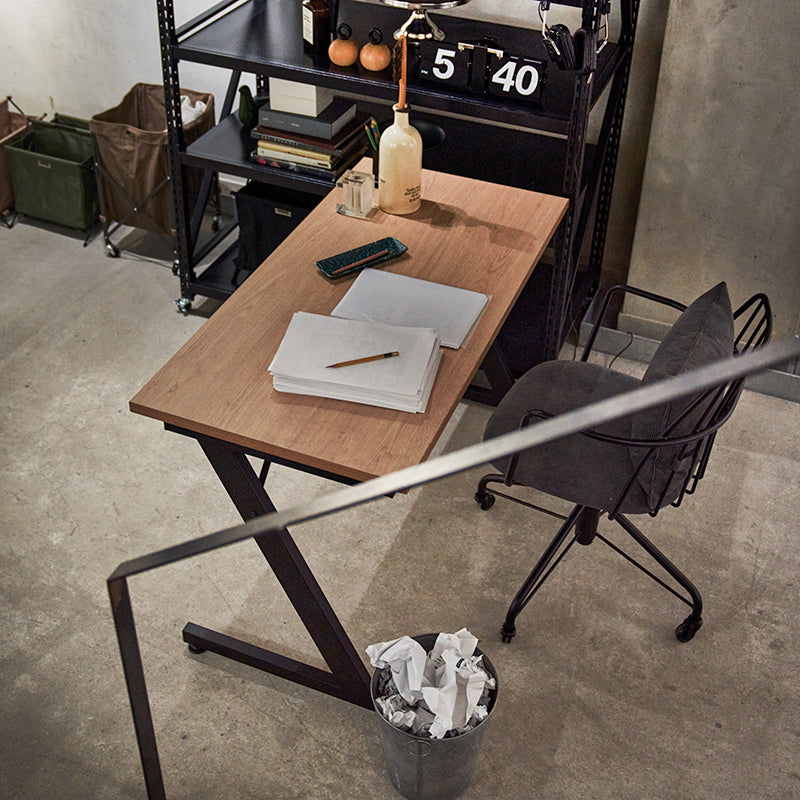 オフィスデスク 存在感のある尖ったデザインが特徴のZ型脚