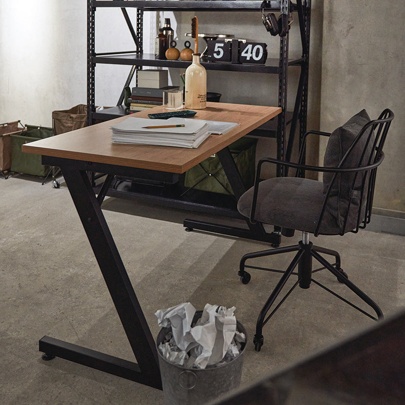 オフィスデスク 存在感のある尖ったデザインが特徴のZ型脚