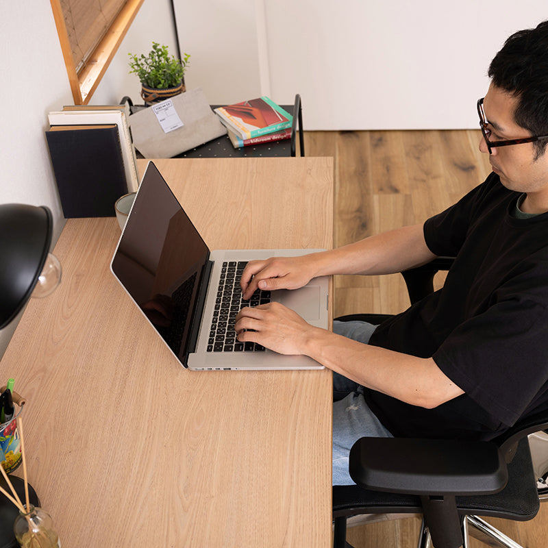 オフィスデスク 存在感のある尖ったデザインが特徴のZ型脚