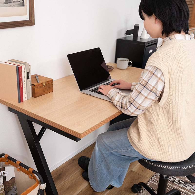 オフィスデスク 存在感のある尖ったデザインが特徴のZ型脚