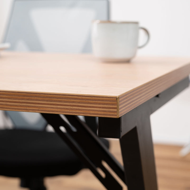 オフィスデスク 存在感のある尖ったデザインが特徴のZ型脚