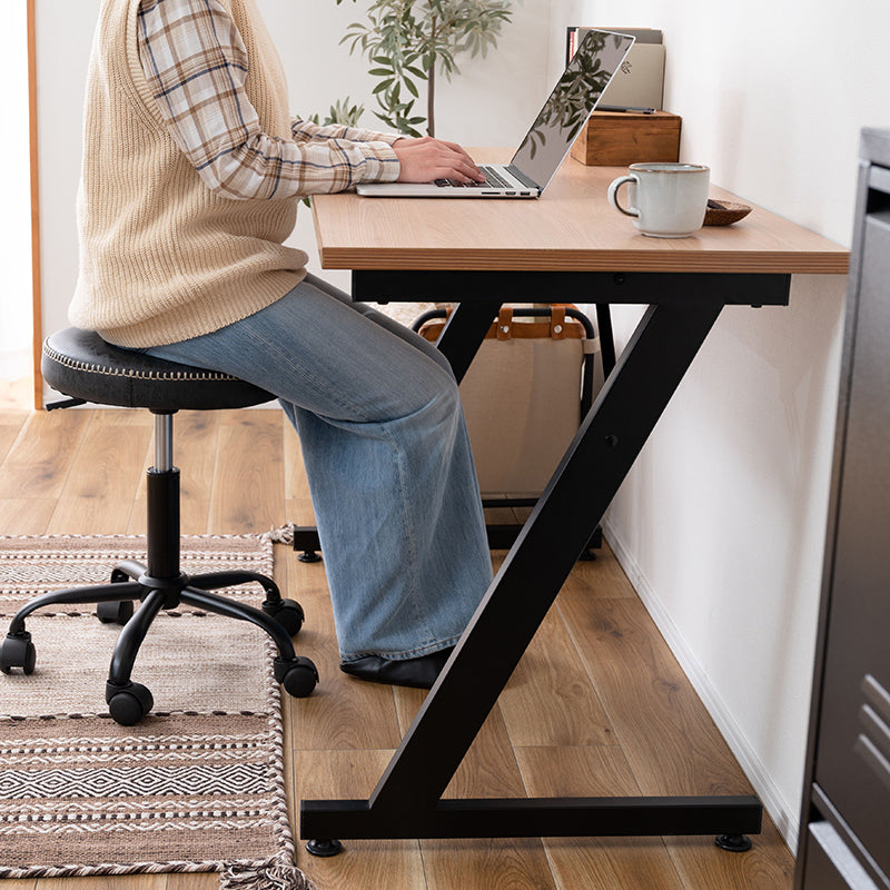 オフィスデスク 存在感のある尖ったデザインが特徴のZ型脚