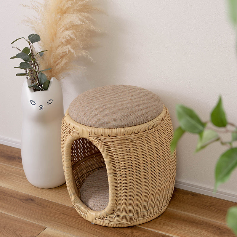 入ったり乗ったり座ったりとペットの可愛らしい姿を楽しむことができるスツール