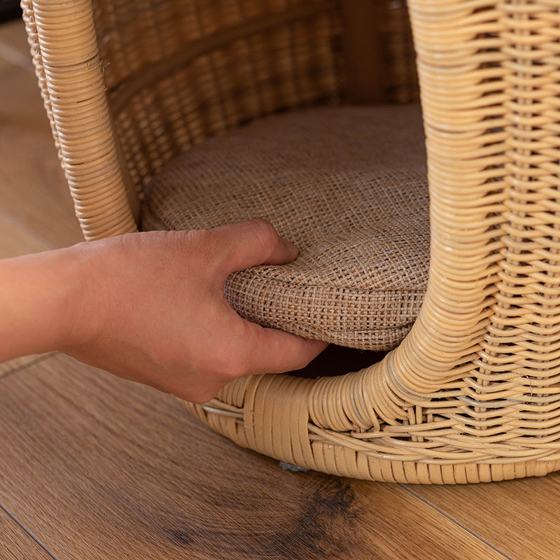 入ったり乗ったり座ったりとペットの可愛らしい姿を楽しむことができるスツール