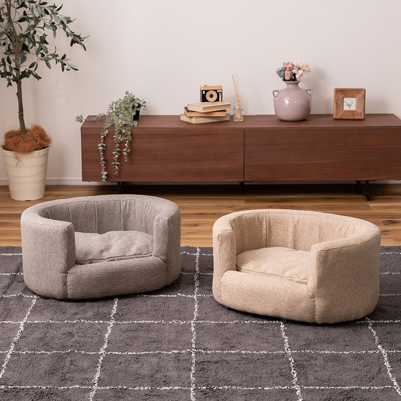 ペット用の小ぶりで包み込むような背もたれが特徴のソファ