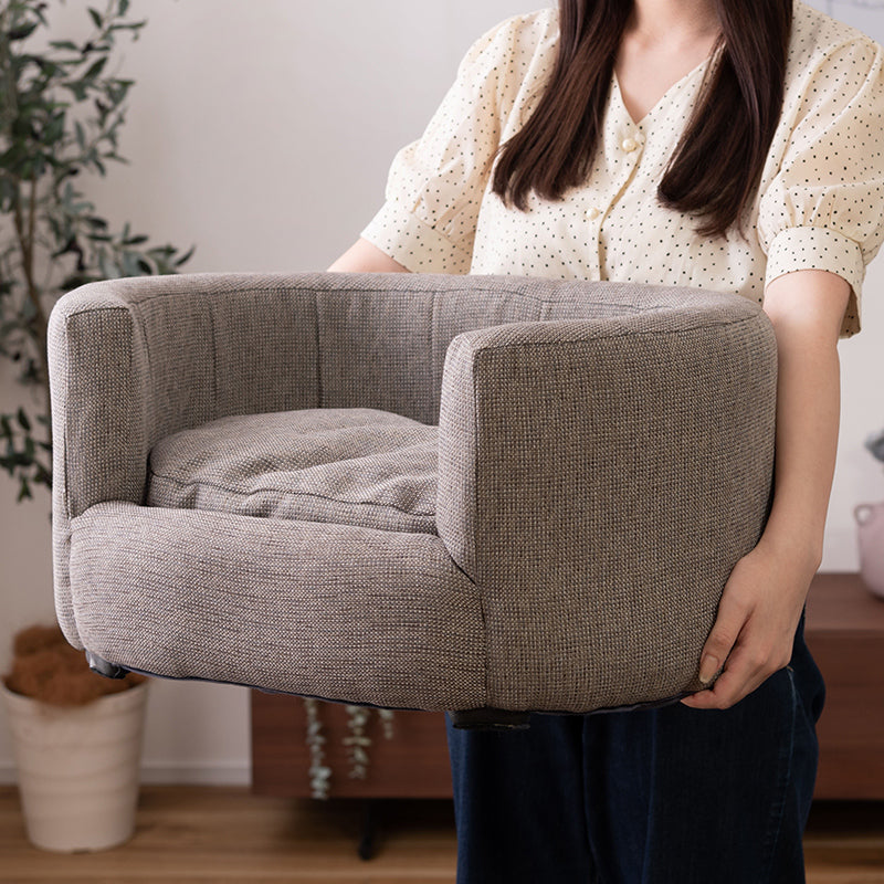ペット用の小ぶりで包み込むような背もたれが特徴のソファ
