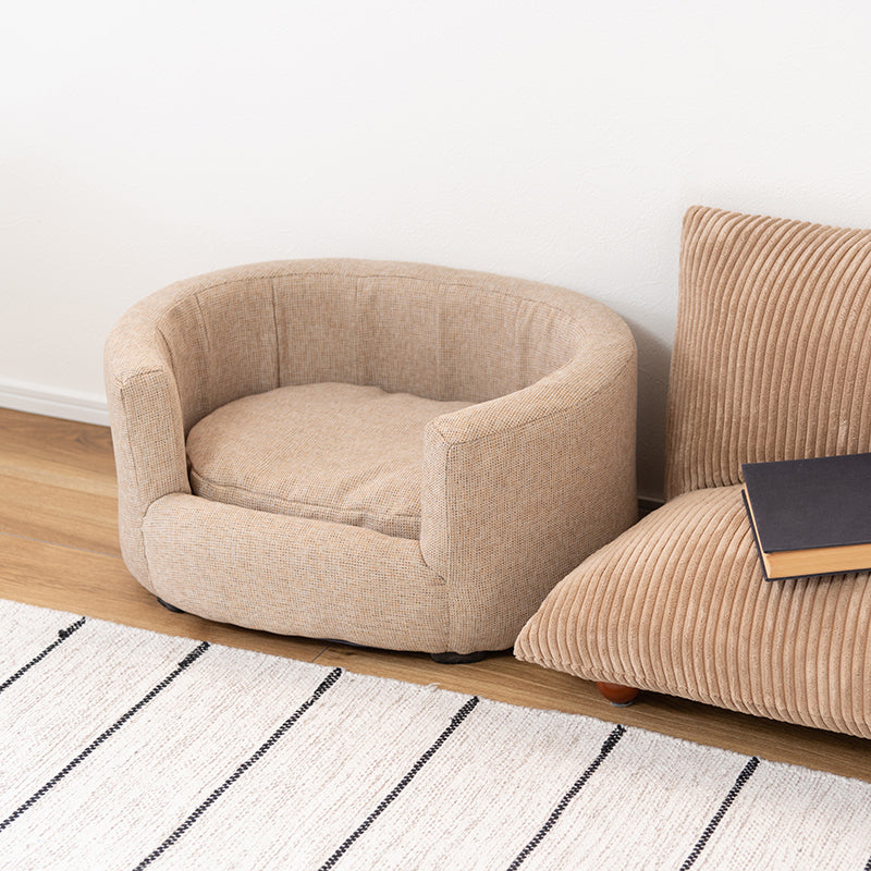 ペット用の小ぶりで包み込むような背もたれが特徴のソファ