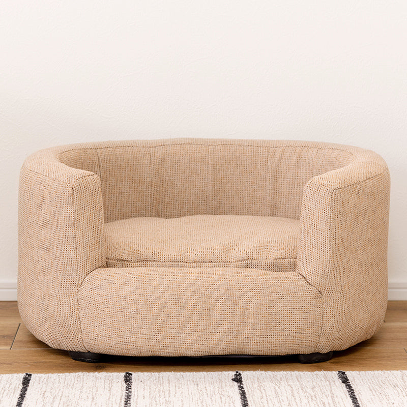 ペット用の小ぶりで包み込むような背もたれが特徴のソファ