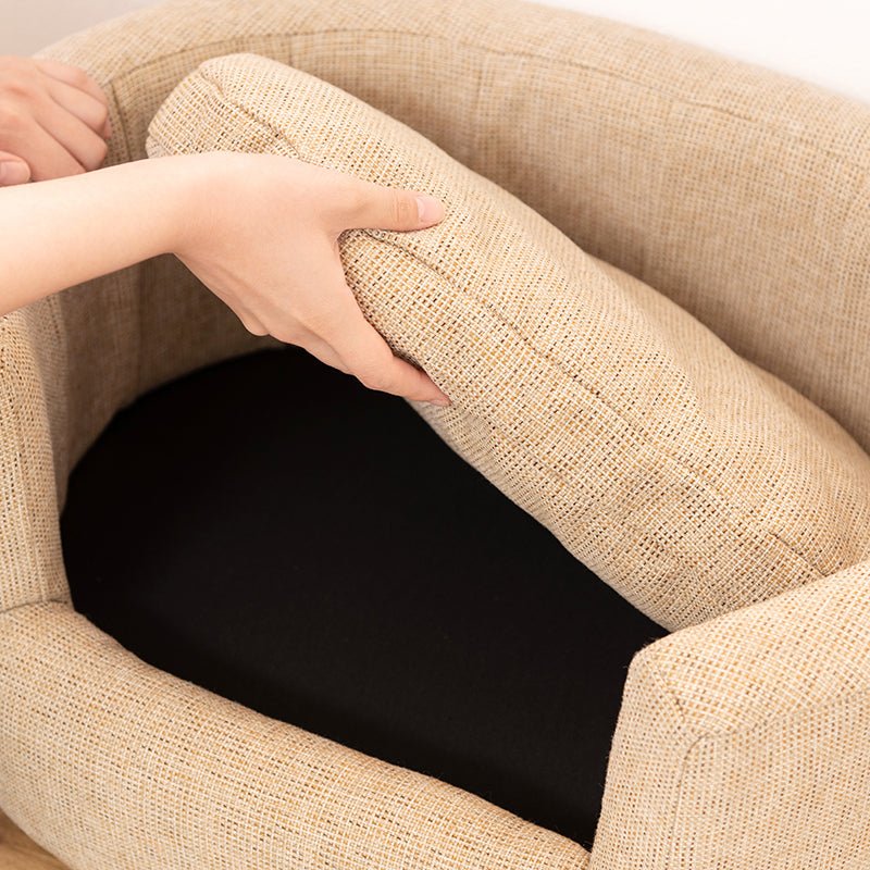 ペット用の小ぶりで包み込むような背もたれが特徴のソファ