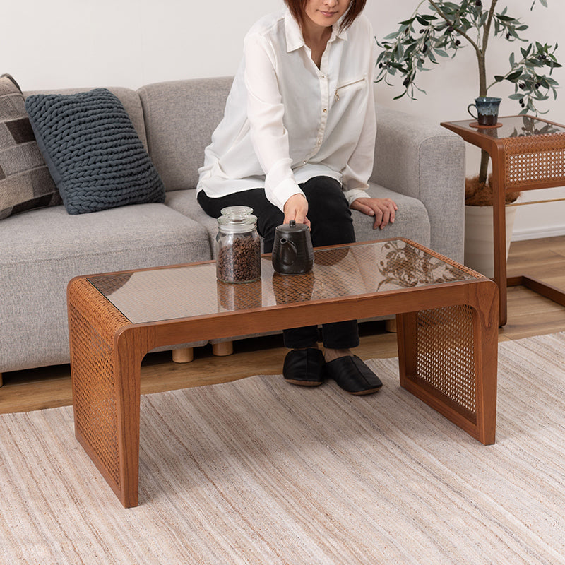 天然ラタンで編まれたメッシュをあしらったガラステーブル センターテーブル