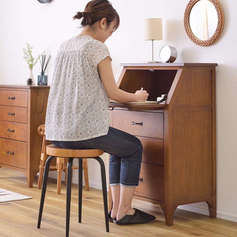 ライティングチェスト 天然木の豊かな風合いと統一感のある黒アイアンが特徴