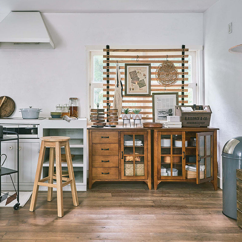 キャビネット 天然木の豊かな風合いと統一感のある黒アイアンが特徴