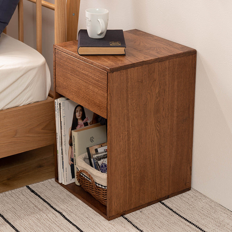 オークの木目が美しい存在感のあるサイドチェスト