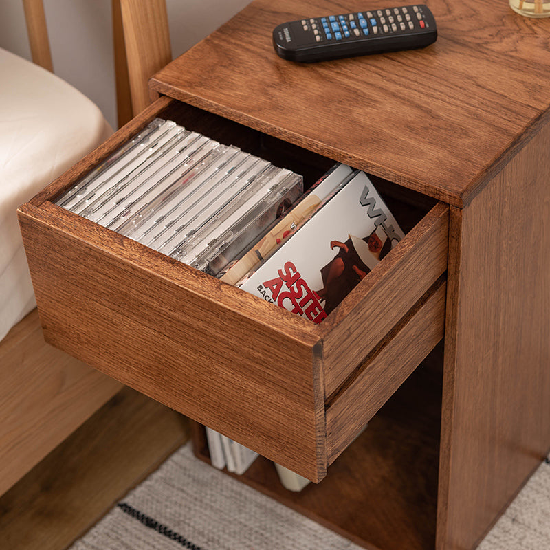 オークの木目が美しい存在感のあるサイドチェスト