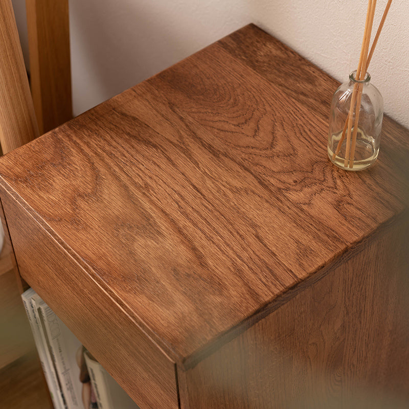 オークの木目が美しい存在感のあるサイドチェスト