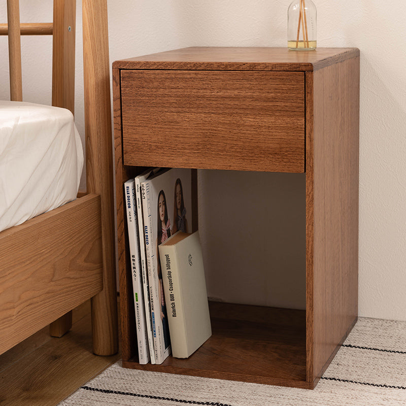 オークの木目が美しい存在感のあるサイドチェスト