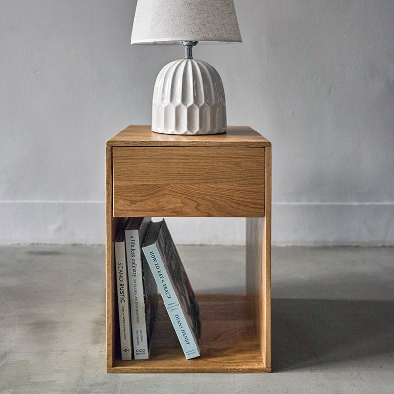 オークの木目が美しい存在感のあるサイドチェスト