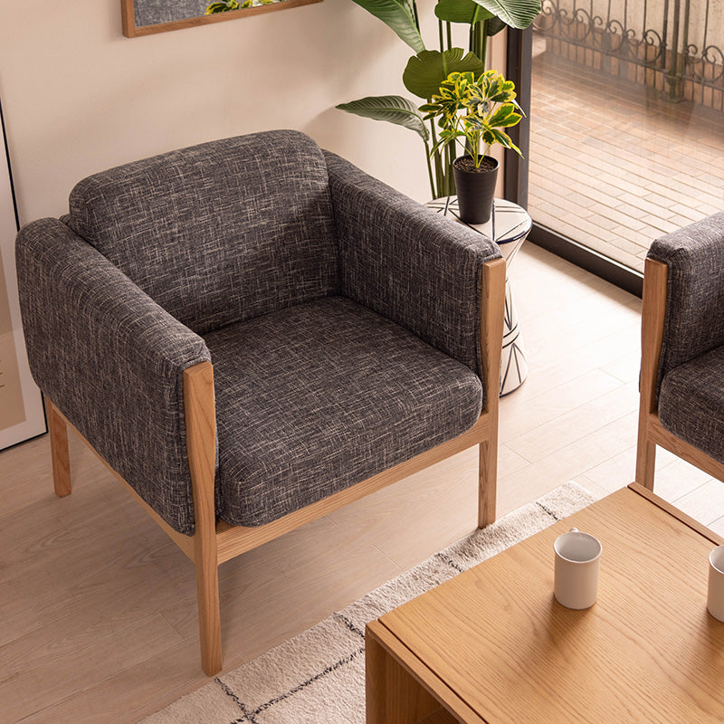 直線的なラインで無駄のないシンプルデザインが印象的な一人掛けソファ