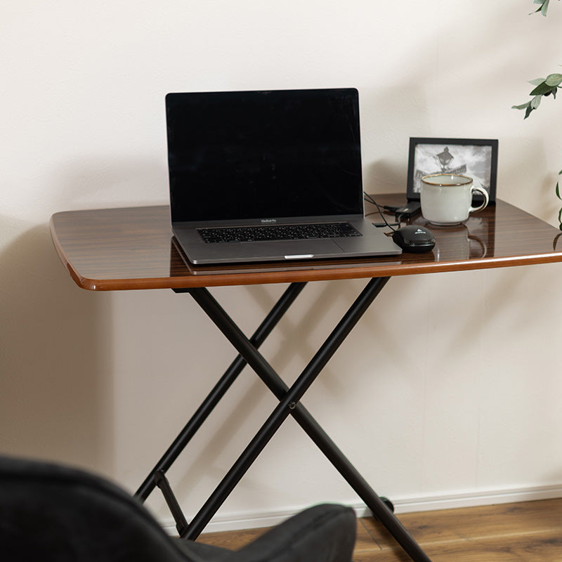 レトロを感じさせる光沢のある天板が特徴の昇降テーブル