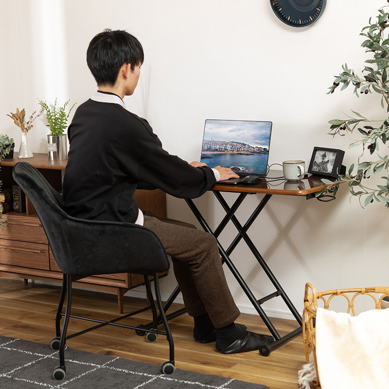 レトロを感じさせる光沢のある天板が特徴の昇降テーブル