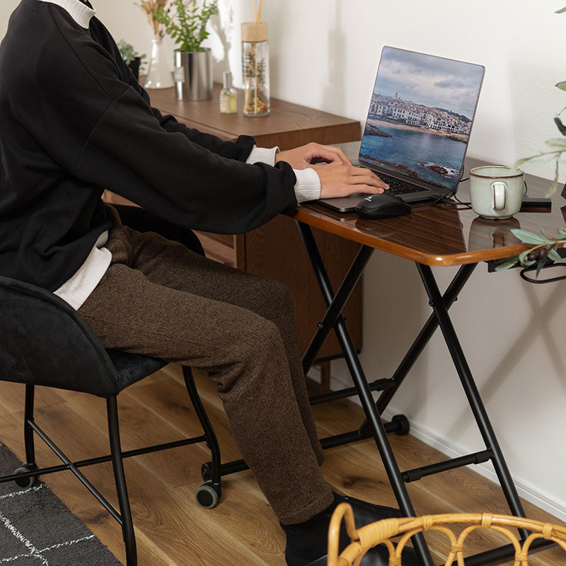 レトロを感じさせる光沢のある天板が特徴の昇降テーブル