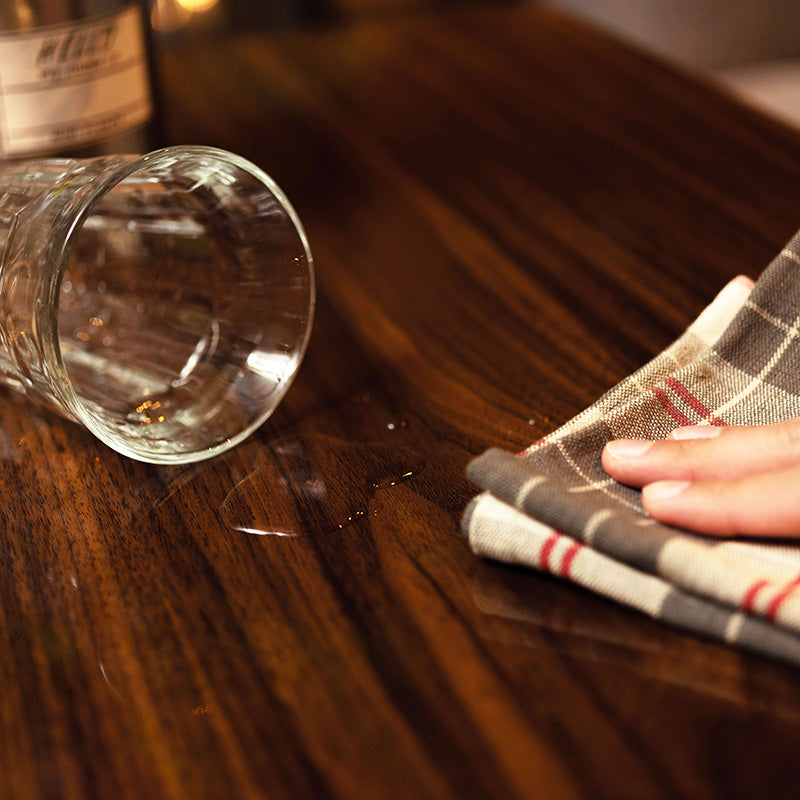 レトロを感じさせる光沢のある天板が特徴の昇降テーブル