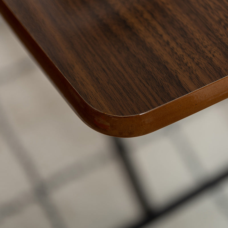 レトロを感じさせる光沢のある天板が特徴の昇降テーブル