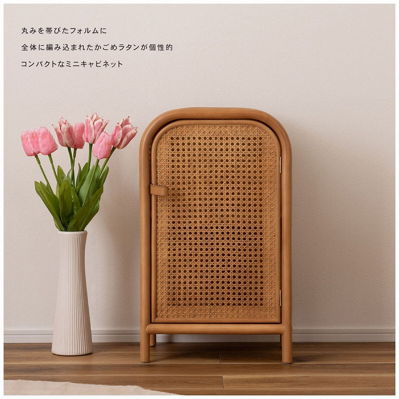 丸みを帯びたフォルムのラタンキャビネット
