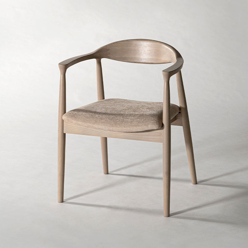 背面とアームが美しいアーチ、丸みを帯びたフォルムが特徴のチェア