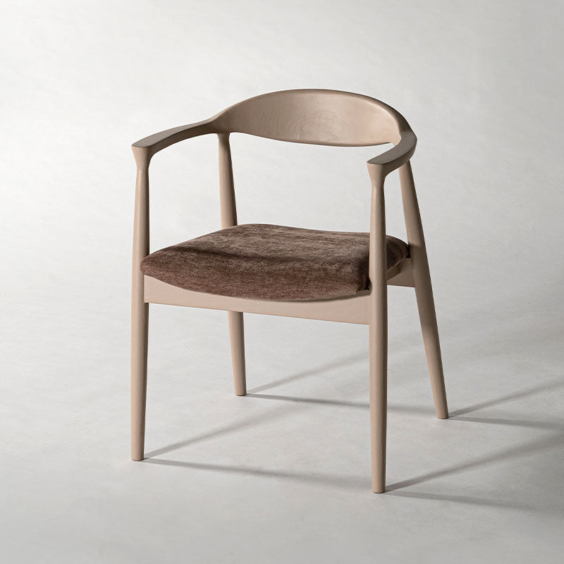 背面とアームが美しいアーチ、丸みを帯びたフォルムが特徴のチェア