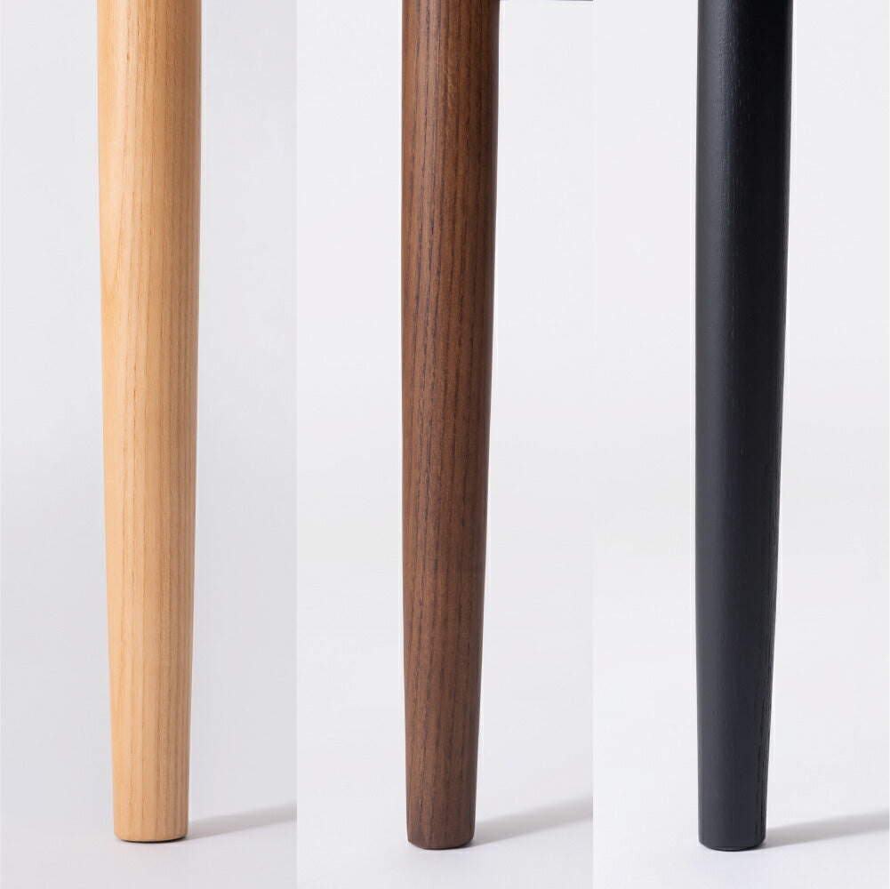 背面とアームが美しいアーチ、丸みを帯びたフォルムが特徴のチェア