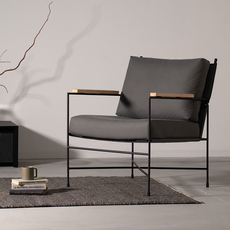 レザー風ファブリックと天然木アームが映えるラウンジチェア 1人掛けソファ