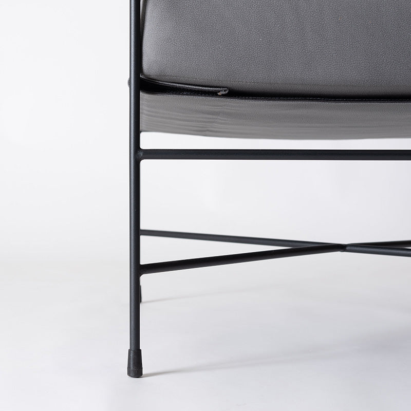 レザー風ファブリックと天然木アームが映えるラウンジチェア 1人掛けソファ