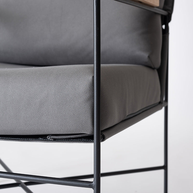 レザー風ファブリックと天然木アームが映えるラウンジチェア 1人掛けソファ