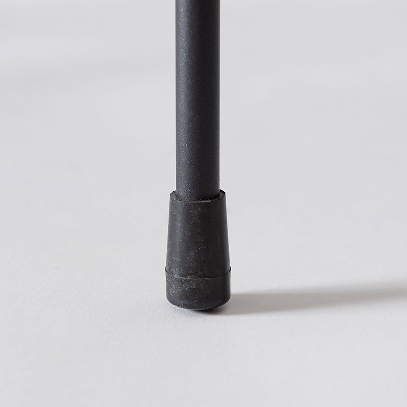 レザー風ファブリックと天然木アームが映えるラウンジチェア 1人掛けソファ