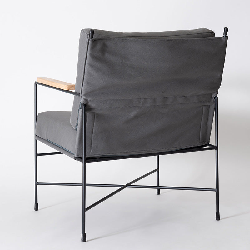 レザー風ファブリックと天然木アームが映えるラウンジチェア 1人掛けソファ