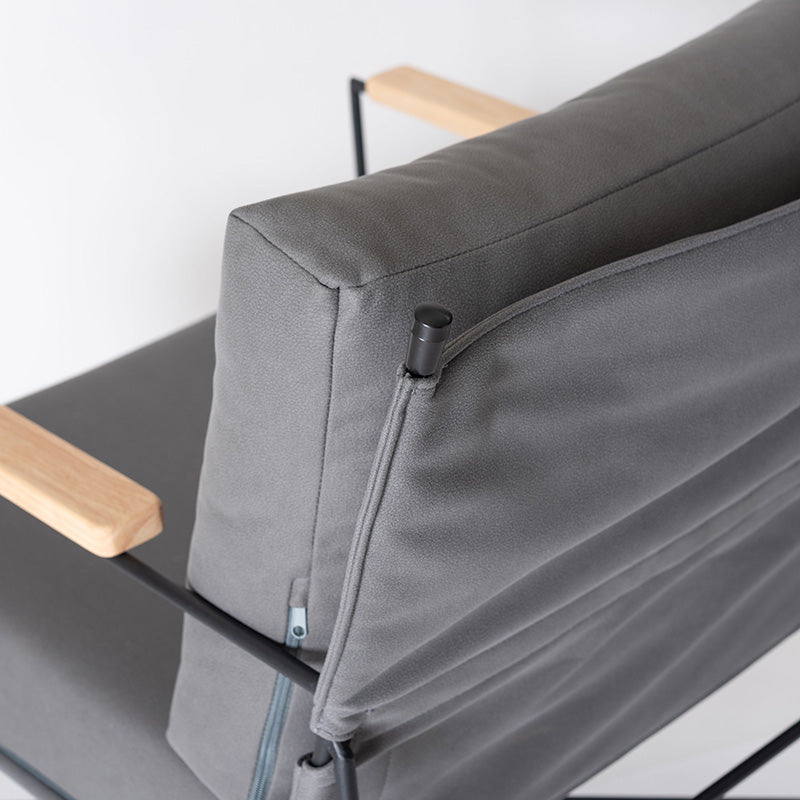 レザー風ファブリックと天然木アームが映えるラウンジチェア 1人掛けソファ