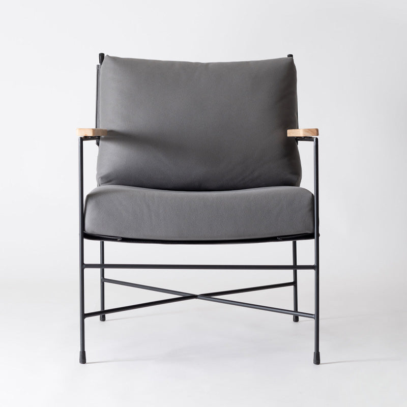 レザー風ファブリックと天然木アームが映えるラウンジチェア 1人掛けソファ