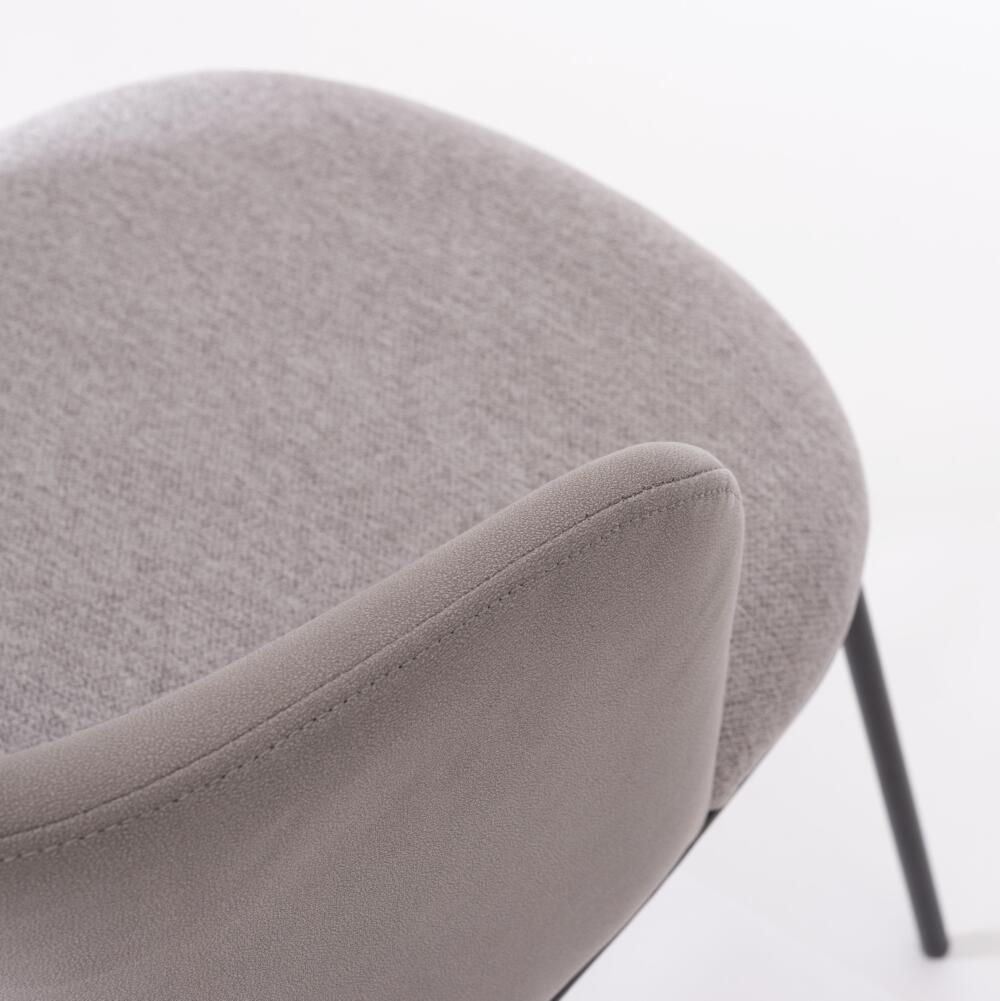 小ぶりで体を包み込む快適なダイニングチェア