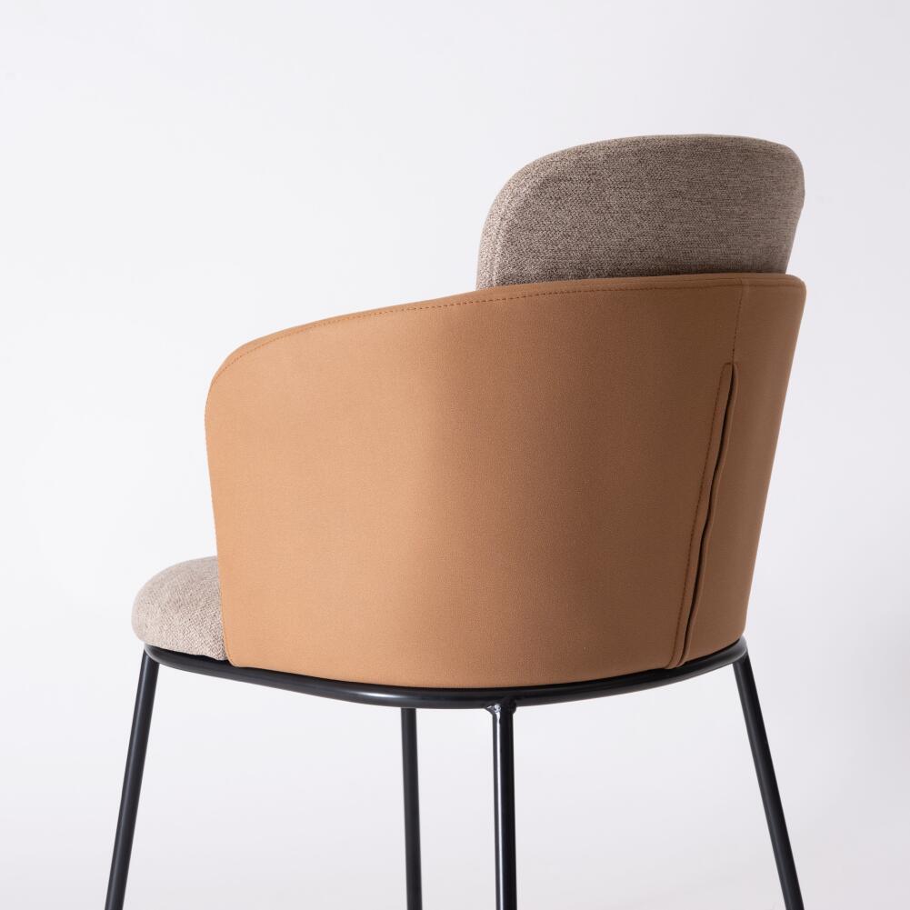 小ぶりで体を包み込む快適なダイニングチェア