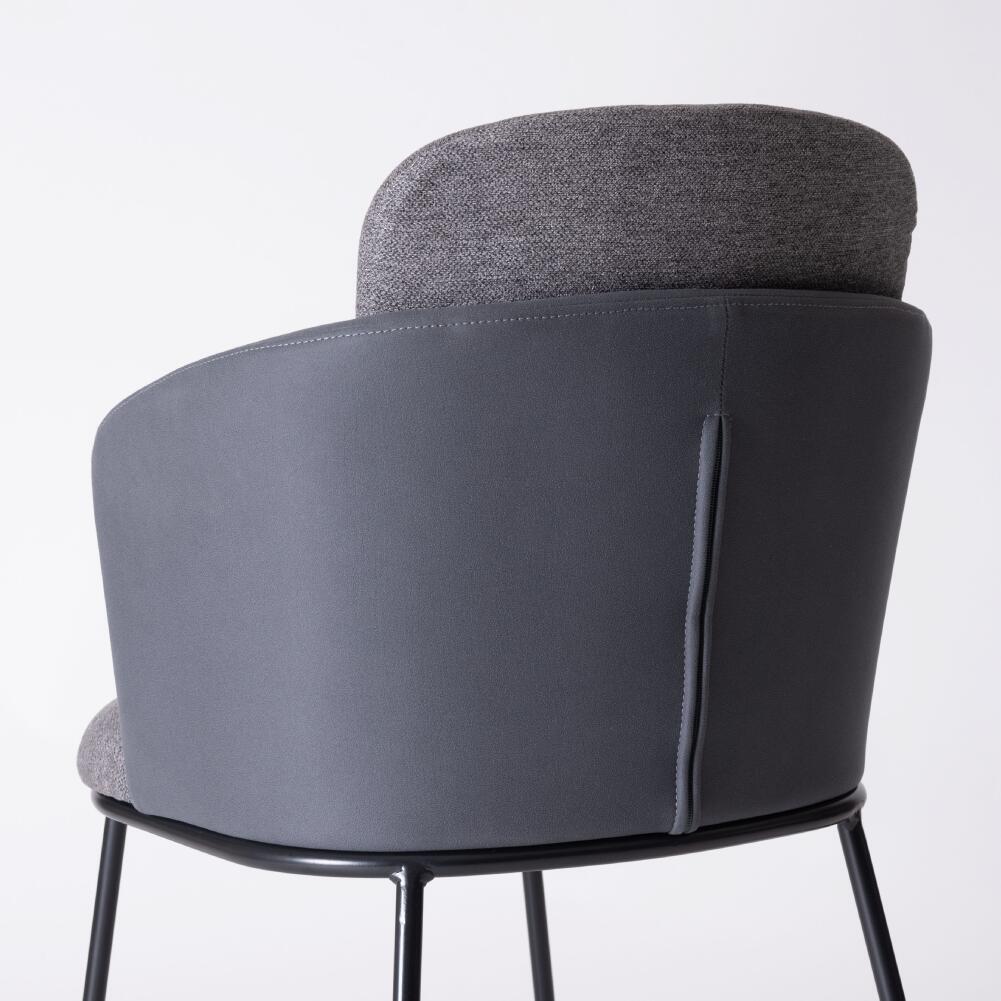 小ぶりで体を包み込む快適なダイニングチェア