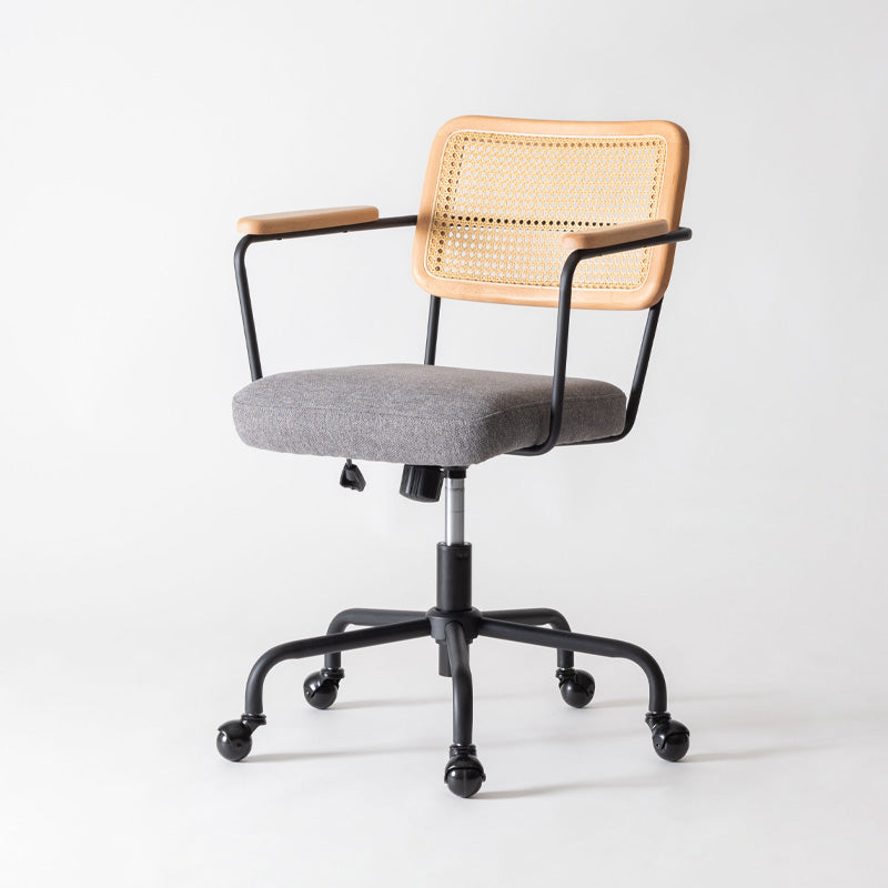 背面に抜け感のある人工ラタンを使用したデスクチェア オフィスチェア